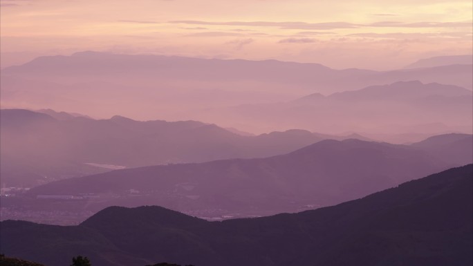 清晨远山层叠