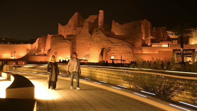 中年游客在夜间欣赏图拉伊夫遗址