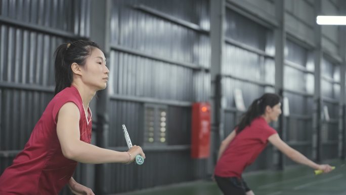 《羽毛球精神》女子双打练习驱动飞行