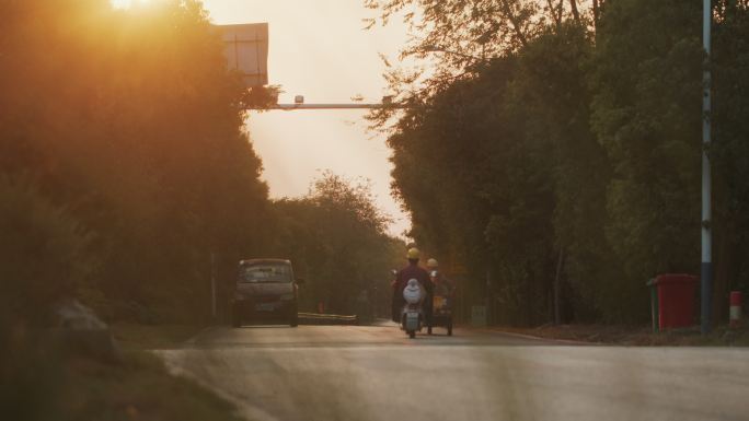 傍晚山村道路农民骑车