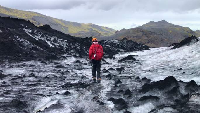 冰岛南部海岸马尔代尔斯约库尔的Sólheimajökull-oulet冰川上的少年冰川徒步旅行
