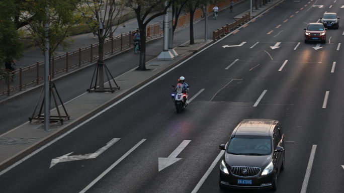 警用摩托车城市街道巡逻