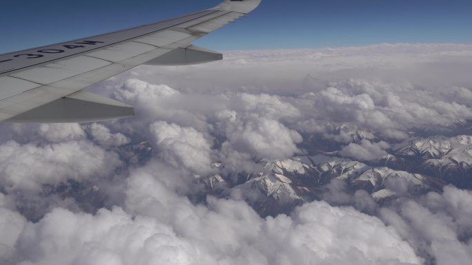 飞机看窗外云层