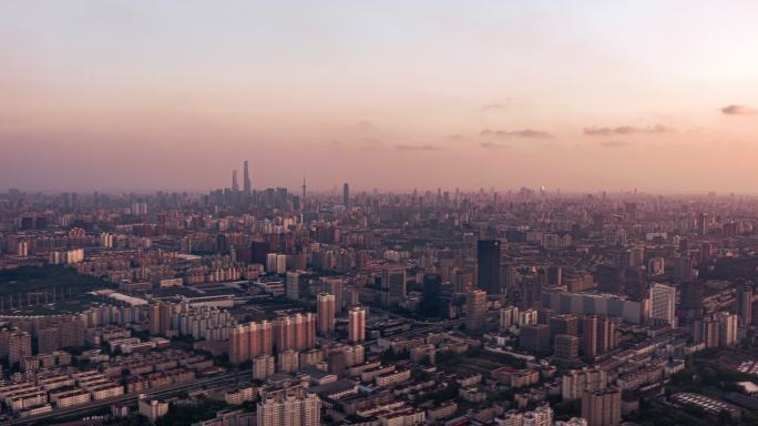 中国上海日落时城市天际线的时间推移鸟瞰图