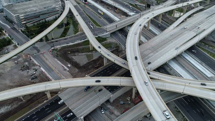 鸟瞰佛罗里达州奥兰多市中心巨大的交通枢纽、高速公路和多座立交桥。