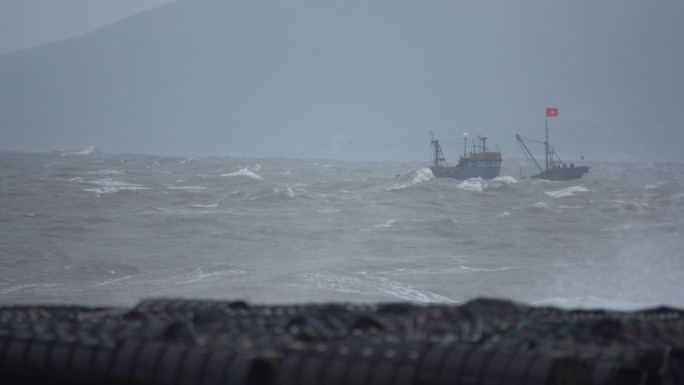恶劣天气渔船在大风大浪的海上航行