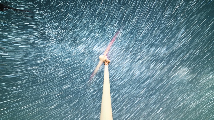 夜间星空下风力涡轮机的时间推移