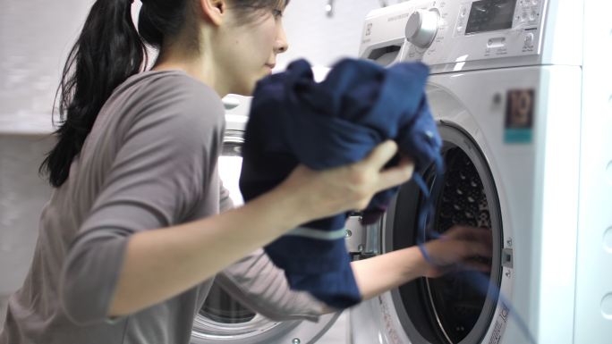 在家洗衣服的女人洗衣服做家务家庭主妇