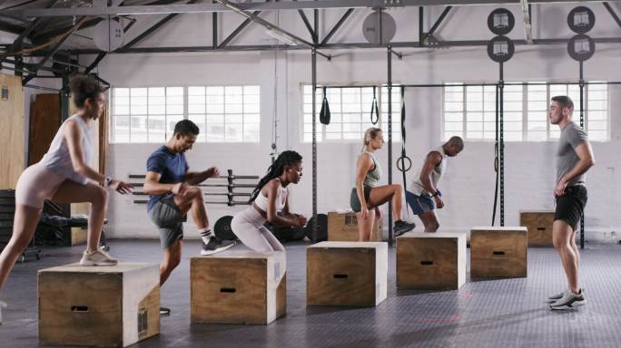 一组年轻人在健身房一起锻炼的4k视频片段