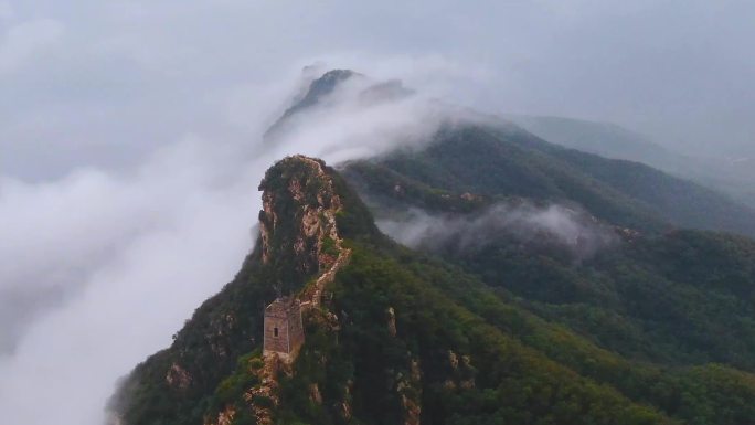 司马台长城雨后飞云