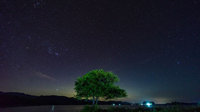 从黄昏到夜晚的延时视频，小岛上孤独的树，星空，星空和银河系，延时视频