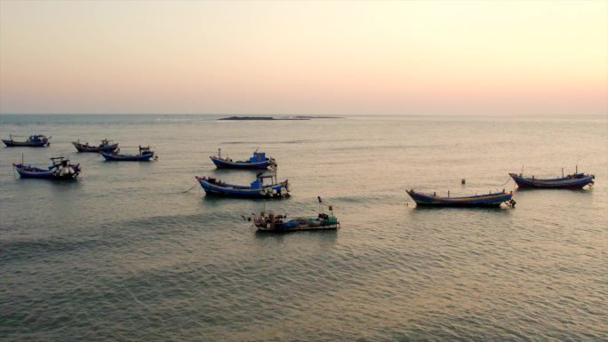 海面日落渔船