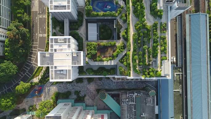空中无人机拍摄飞过新加坡带屋顶花园的公共住房