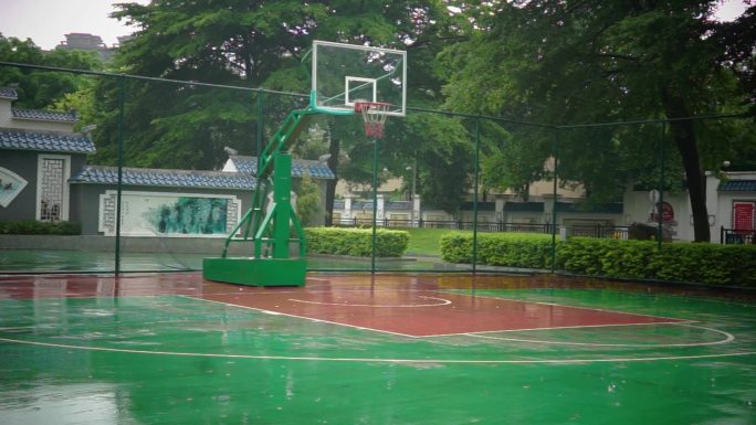 下雨天的篮球场