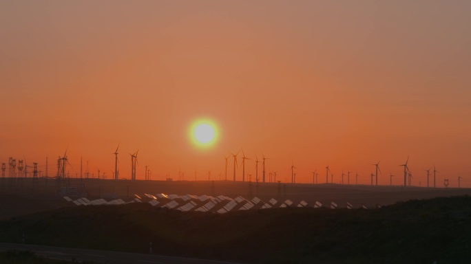 实拍日出4K风能 风车 太阳能