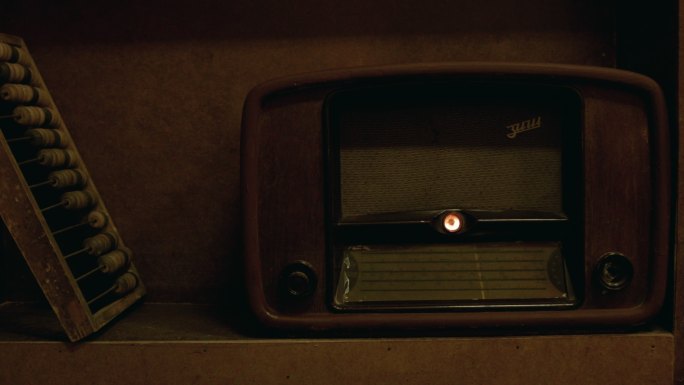 黑暗室内的老式收音机特写