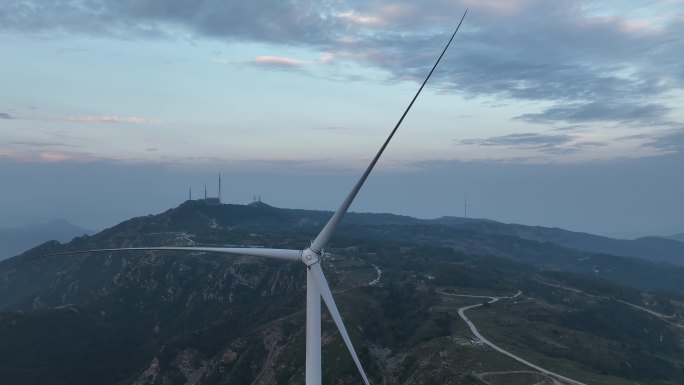 风车 航拍 高山 云朵 空镜 4K 大气