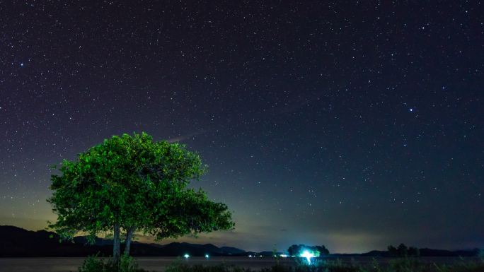 从黄昏到夜晚的延时视频，小岛上孤独的树，星空，星空和银河系，延时视频