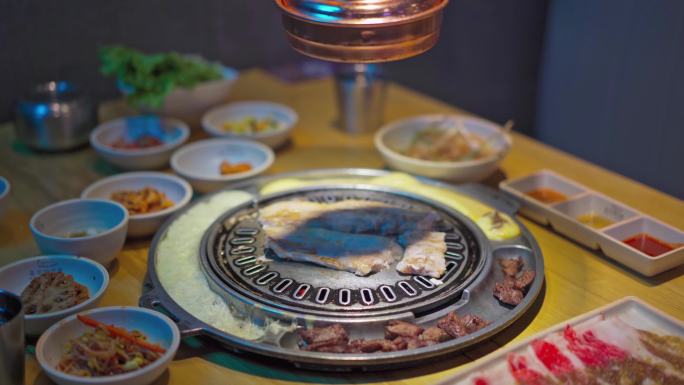 餐桌上丰盛的韩国烤肉