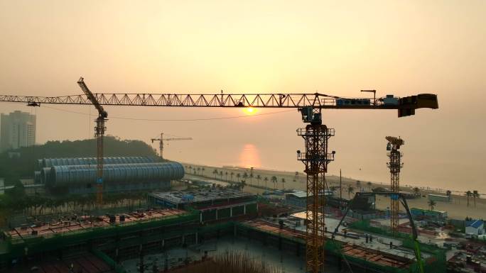 海边建筑工地工人施工塔吊日出日落