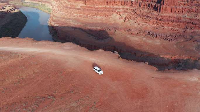 犹他州峡谷地附近科罗拉多高原越野车上的无人驾驶飞机