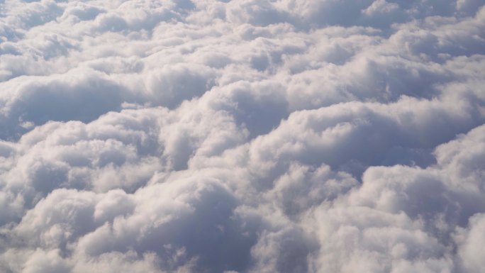 航行中的飞机窗外的云