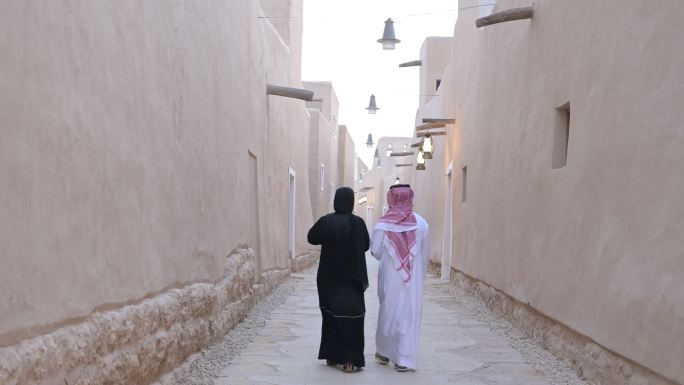 沙特夫妇参观利雅得附近迪里耶遗址的后视图