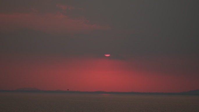 夕阳在云层中露出