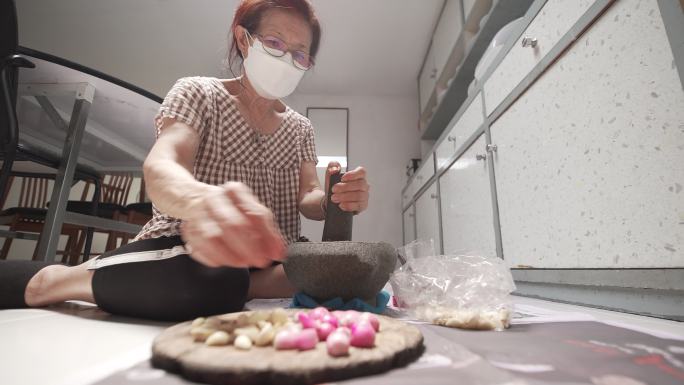 泰国妇女用石臼制作辣椒酱