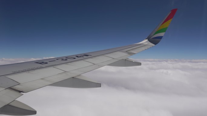 飞机看窗外云层