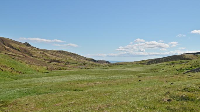 风吹过冰岛山区的草原平原