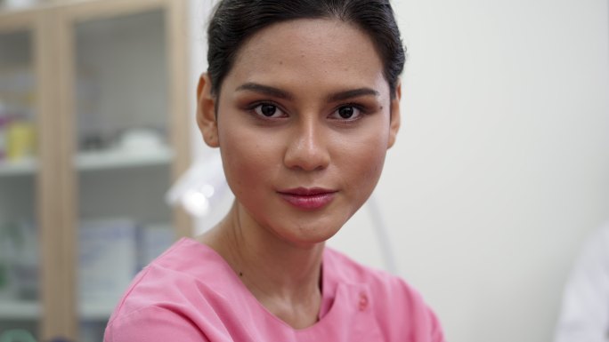 一位年轻的亚洲女性在美容诊所。