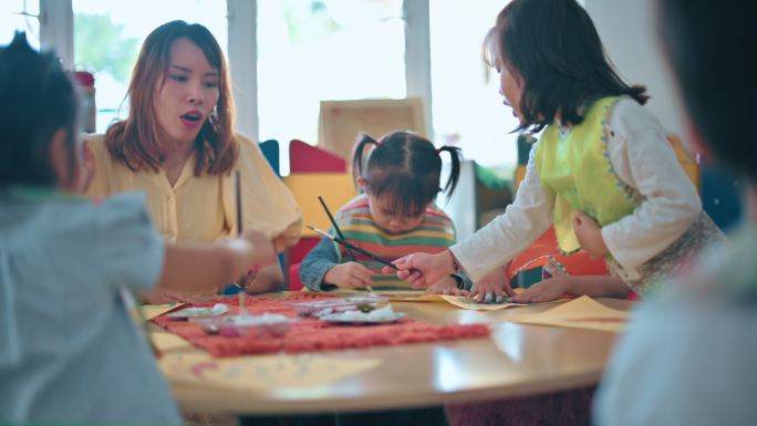 亚洲蒙台梭利学龄前儿童在课堂上享受绘画
