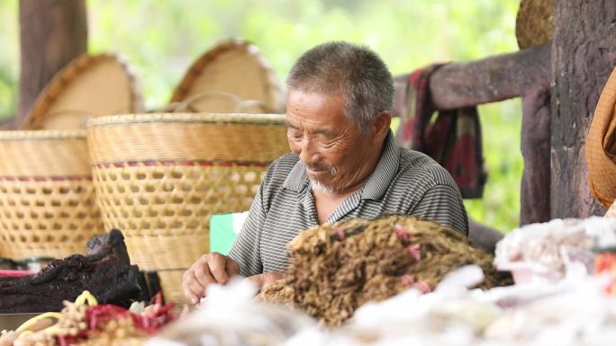 十八洞旅游景点村民卖农产品特产1