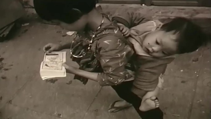 40年代儿童玩耍看小人书买小吃
