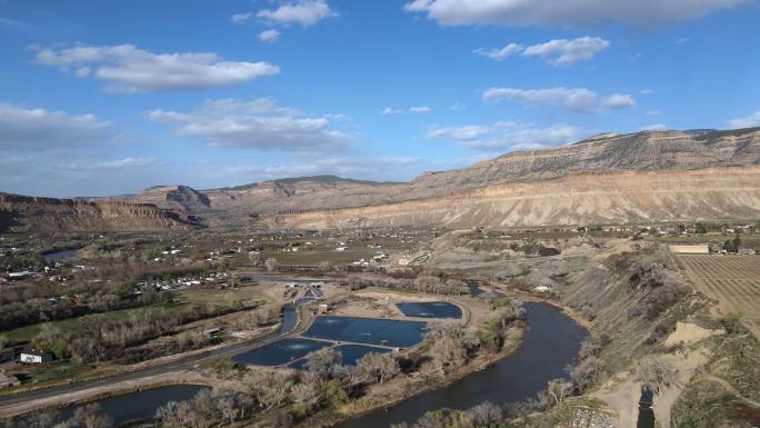 科罗拉多河流经科罗拉多州帕利塞德小城的景观，帕利塞德废水、污水处理设施