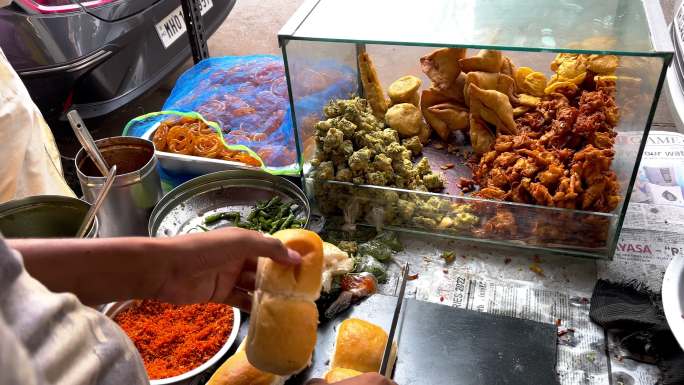 新鲜制作的孟买vada pav加香料酸辣酱