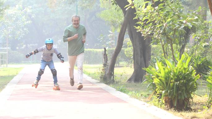爷爷在公园跑步，孙子在公园滑冰