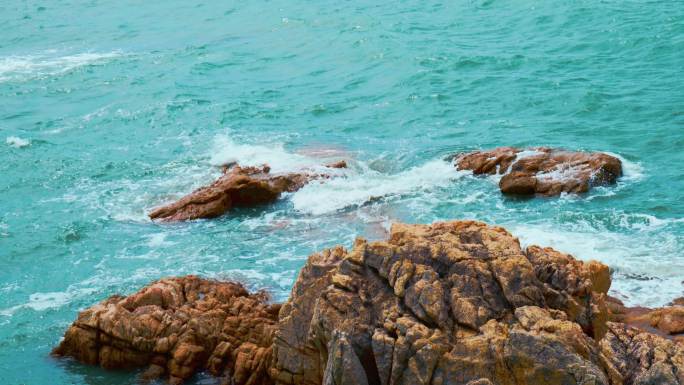 蔚蓝大海礁石海浪拍打礁石海水浪花视频素材