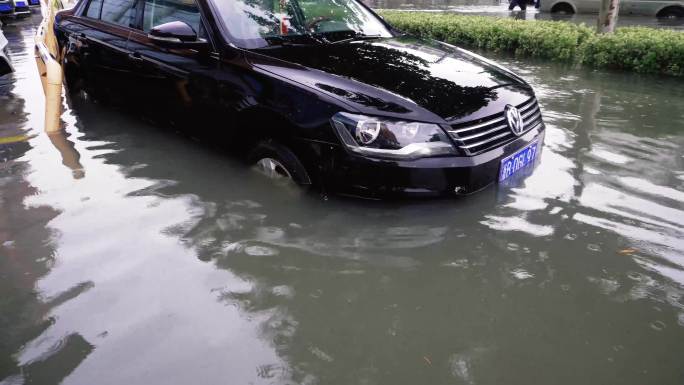 暴雨后汽车被淹 汽车进水