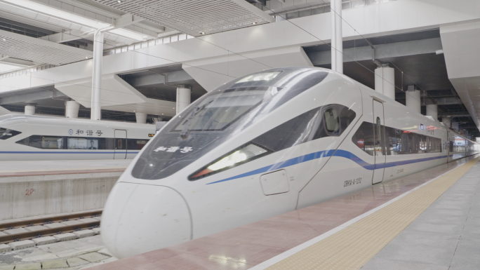 高铁进站 乘客走下列车