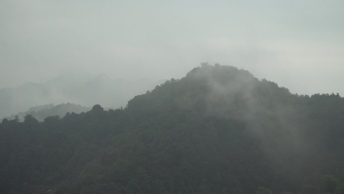 雨天山中云雾