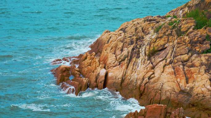 海岛浪花拍岸海浪拍打海岸礁石视频素材