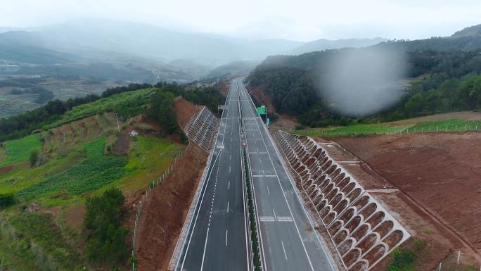 公路建设视频修建施工中的云南山区高速公路