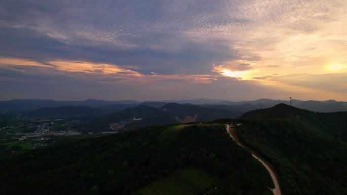 4K航拍夕阳下火烧云连绵起伏山峰圣峰果业