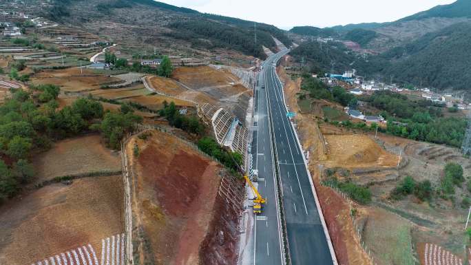 公路视频山区高速公路挡土墙施工工地