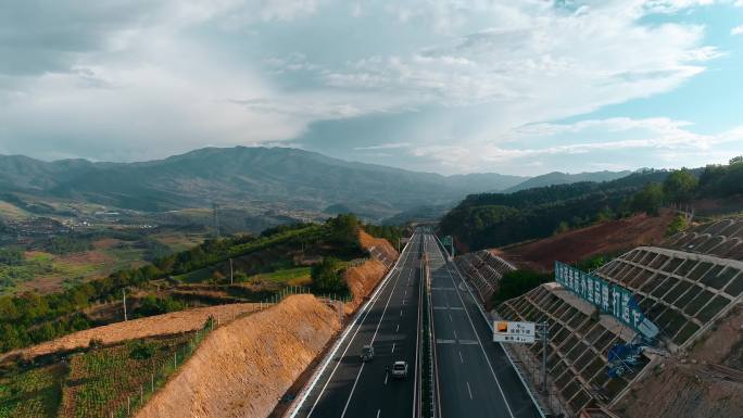 高速公路视频山区高速公路挡土墙绿植施工