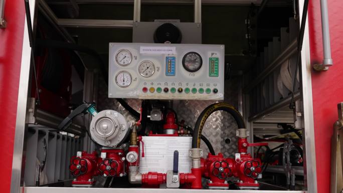 消防车内部的水泵守护生命救火器材救助