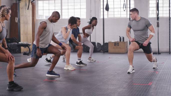 一组年轻人在健身房一起做腿部运动的4k视频片段
