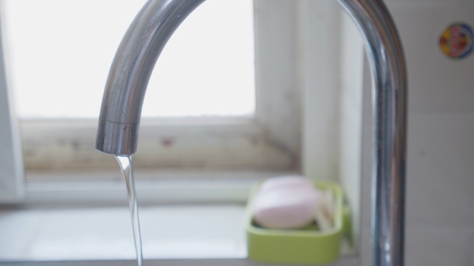 厨房水管流水漏水浪费水节约用水水龙头节水